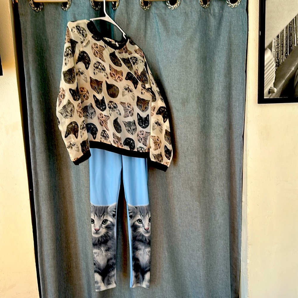 Outfit legging and light top cat design